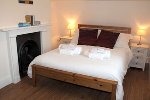 Four-Bedroom Apartment | 4 bedrooms, laptop workspace, iron/ironing board, free WiFi - Cotswolds Valley Accommodation-Excl Prop (Stroud)