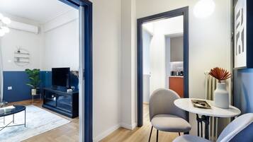 Appartement, 1 slaapkamer | Woonruimte | Een 43-inch flatscreentelevisie met digitale zenders en smart-tv