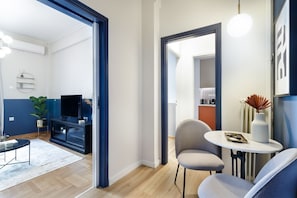 Apartment, 1 Schlafzimmer | Wohnbereich | 43-Zoll-Flachbildfernseher mit Digitalempfang, Smart-TV, Netflix