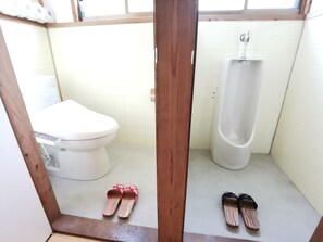 家庭獨棟房屋 | 浴室 | 獨立浴缸和淋浴設備、吹風機、拖鞋、毛巾