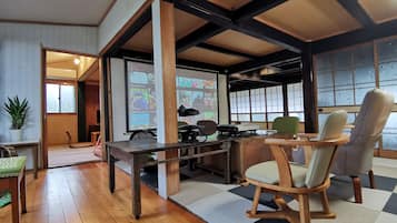 Rumah Keluarga | Area keluarga | TV layar datar, Netflix, dan layanan streaming