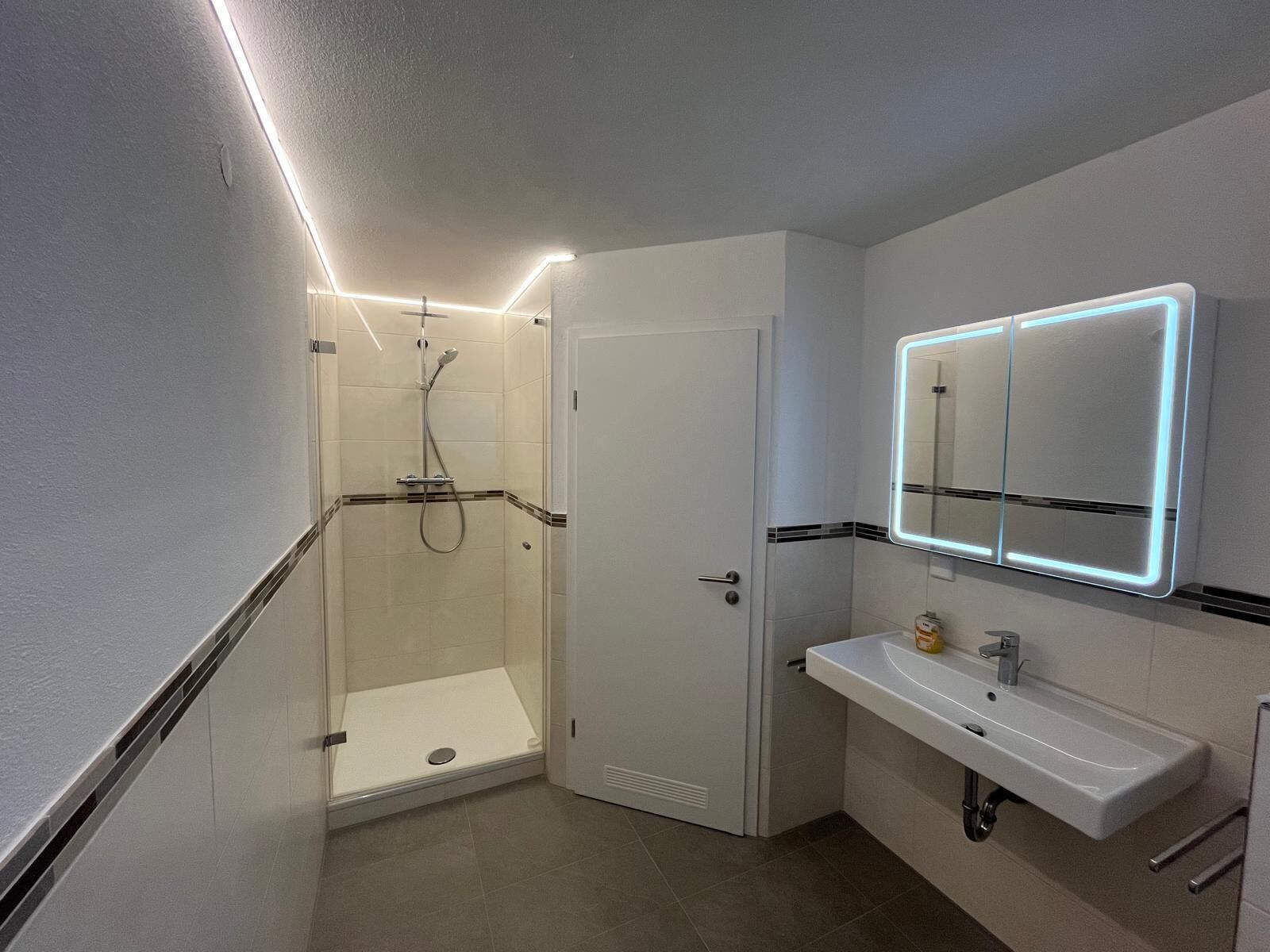 Badewanne, Handtücher, Seife, Toilettenpapier