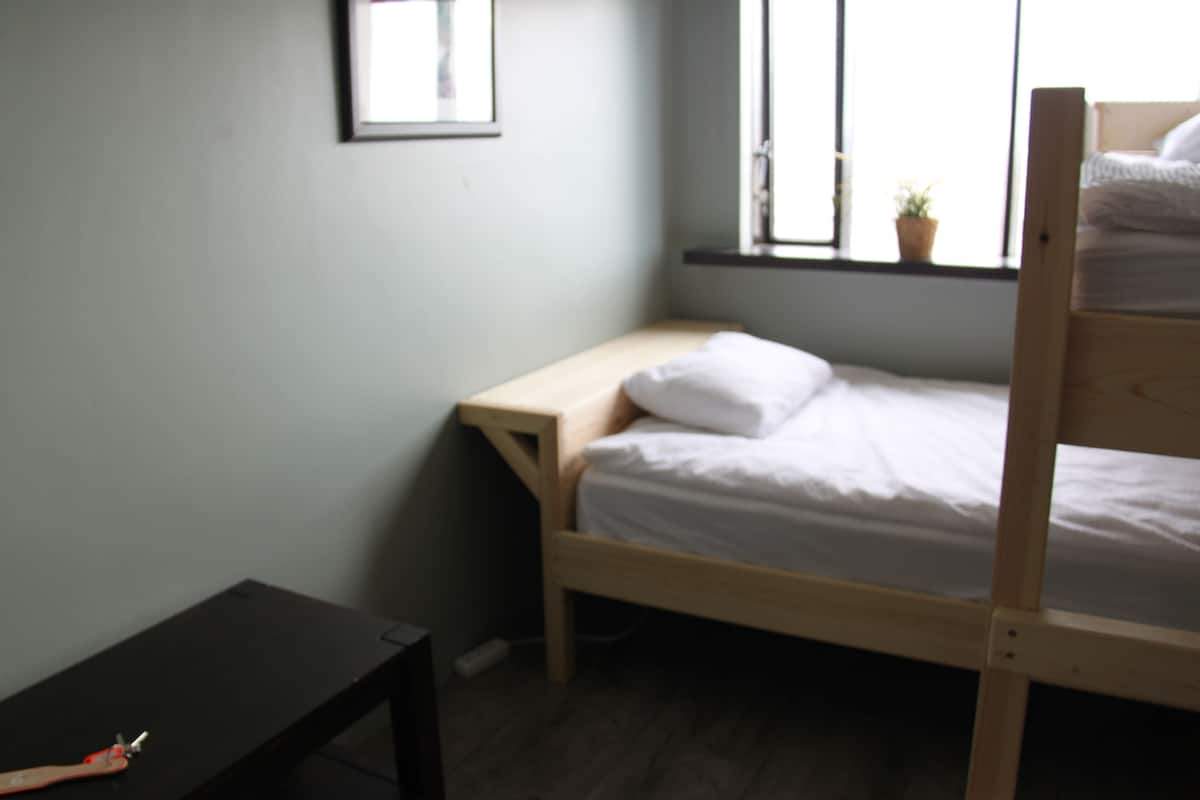 Kamar Twin Standar, kamar mandi umum | Wi-Fi gratis dan seprai linen