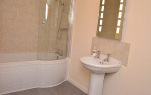 Ferienhaus | Badezimmer | Kostenlose Toilettenartikel, Haartrockner, Handtücher, Seife