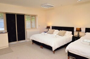 4 bedrooms, laptop workspace, free WiFi - Cotswolds Valleys Accommodation-Stony Hs (Stroud)