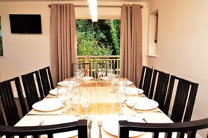 STONY HOUSE 4 BEDROOMS 10 TO 12 GUESTS | In-room dining - Cotswolds Valleys Accommodation-Stony Hs (Stroud)