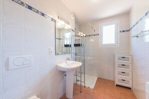 Combined shower/tub