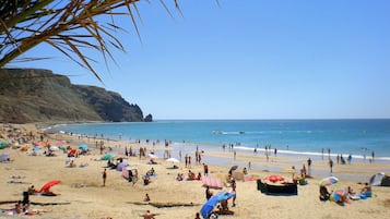 Nær stranden og strandhåndklær