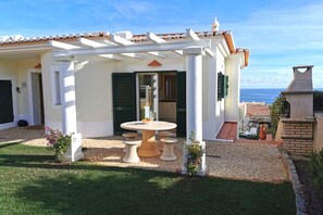 Outdoor dining - Villa Etoile has 2 bedrooms, AirCon, Wi Fi, Private Pool and Special Sea Views! (Praia da Luz)