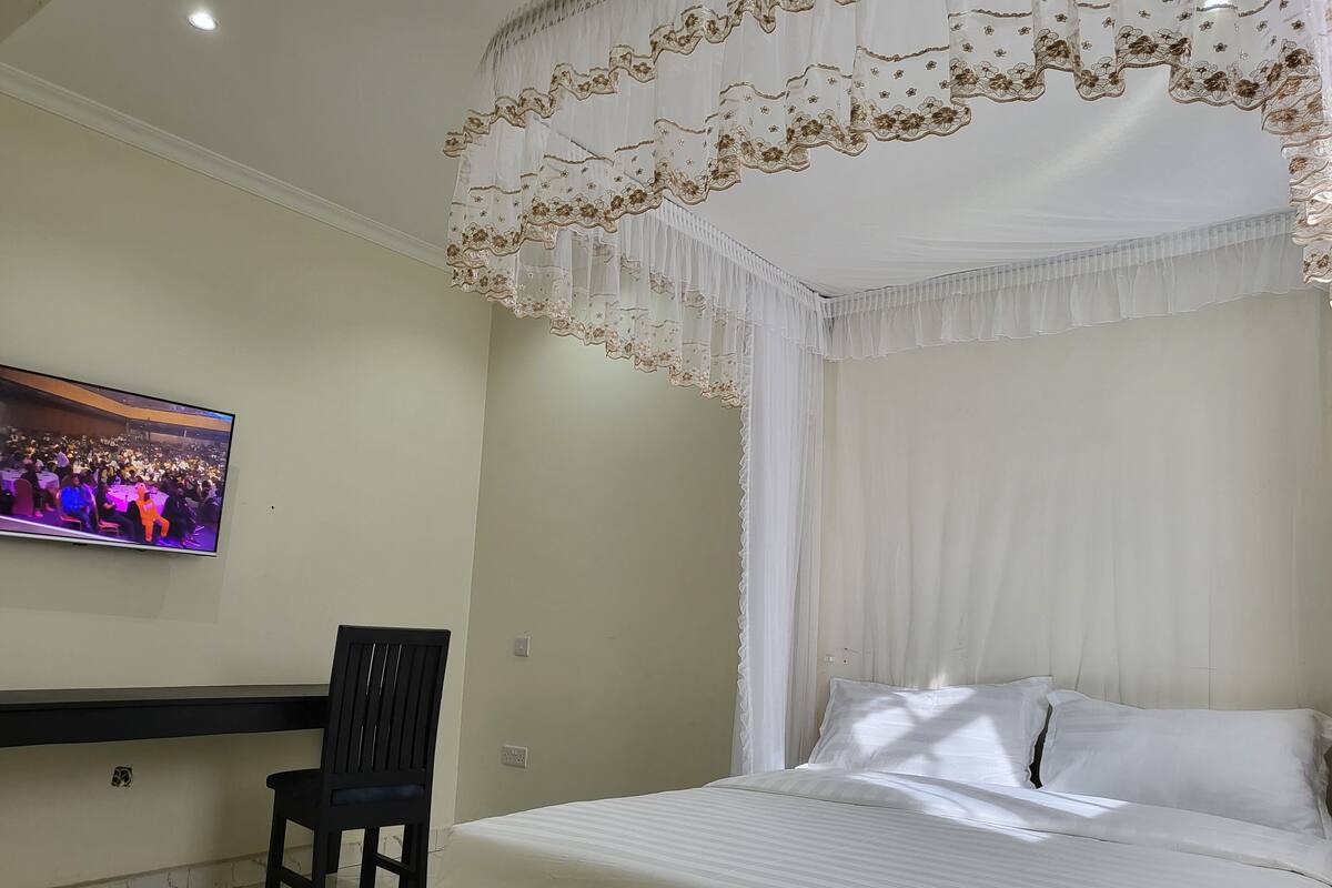 In-room safe, iron/ironing board, free WiFi, bed sheets