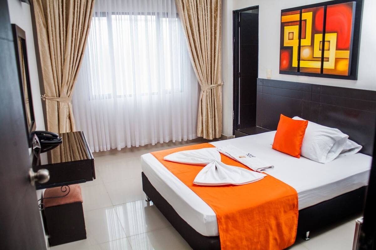 Single Room | Minibar, iron/ironing board, WiFi (free), bed sheets