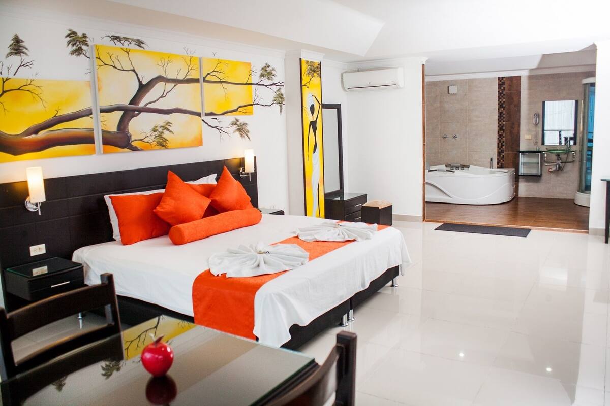 Suite | Minibar, iron/ironing board, WiFi (free), bed sheets