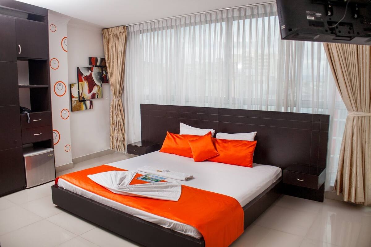Double Room, 1 Queen Bed | Minibar, iron/ironing board, WiFi (free), bed sheets