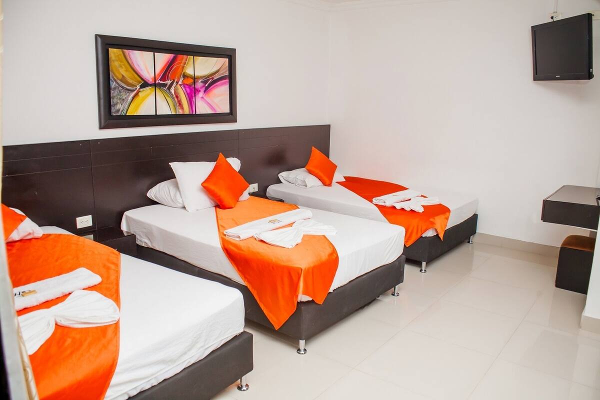 Triple Room | Minibar, iron/ironing board, WiFi (free), bed sheets