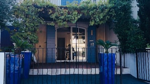 A two-story building with a balcony, a blue door, and a small window. - Marina Petite Belge à Aigues Mortes (incl city bikes on request) (Aigues-Mortes)