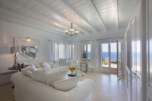 Fernseher, Kamin, DVD-Player