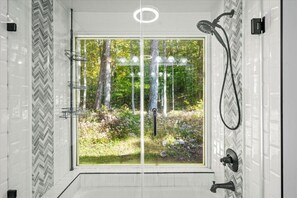 Duschwanne, Haartrockner, Handtücher, Toilettenpapier