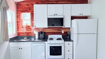 Een koelkast, een magnetron, een oven, een kookplaat