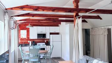 Een smart-tv, een dvd-speler en een filmbibliotheek