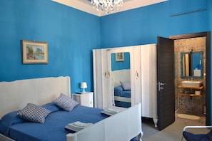 In-room safe, desk, bed sheets