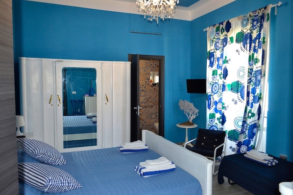 In-room safe, desk, bed sheets