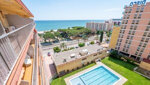 Un hôtel doté d’une piscine, offrant une vue sur la mer et disposant d’un parking.