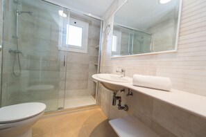Ducha, secador de pelo, toallas
