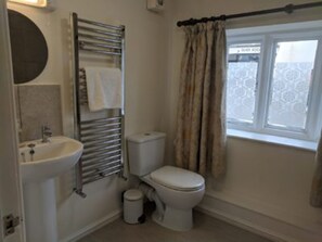 Bathroom - Cotswolds Valleys Accommodation-Med Hall (Stroud)