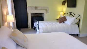 Double Room | Laptop workspace, free WiFi