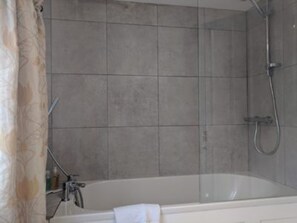 Double Room | Deep-soaking bathtub - Cotswolds Valleys Accommodation-Med Hall (Stroud)