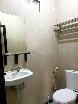 Classic Room | Bathroom | Shower, towels, soap, shampoo - Oyo 91547 Graha Hermawan Guest House Syariah (Bandung)