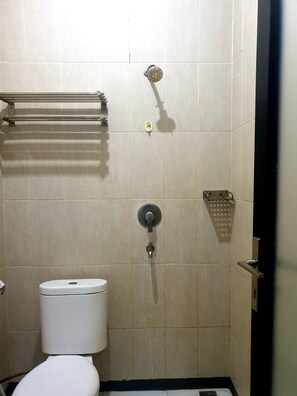 Classic Room | Bathroom | Shower, towels, soap, shampoo - Oyo 91547 Graha Hermawan Guest House Syariah (Bandung)