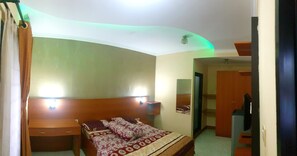 Classic Room | Free WiFi - Oyo 91547 Graha Hermawan Guest House Syariah (Bandung)
