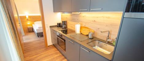 Apartment (incl. cleaning fee, linen, city tax) | Eigene Küche | Kühlschrank, Herdplatte, Wasserkocher mit Kaffee-/Teezubehör