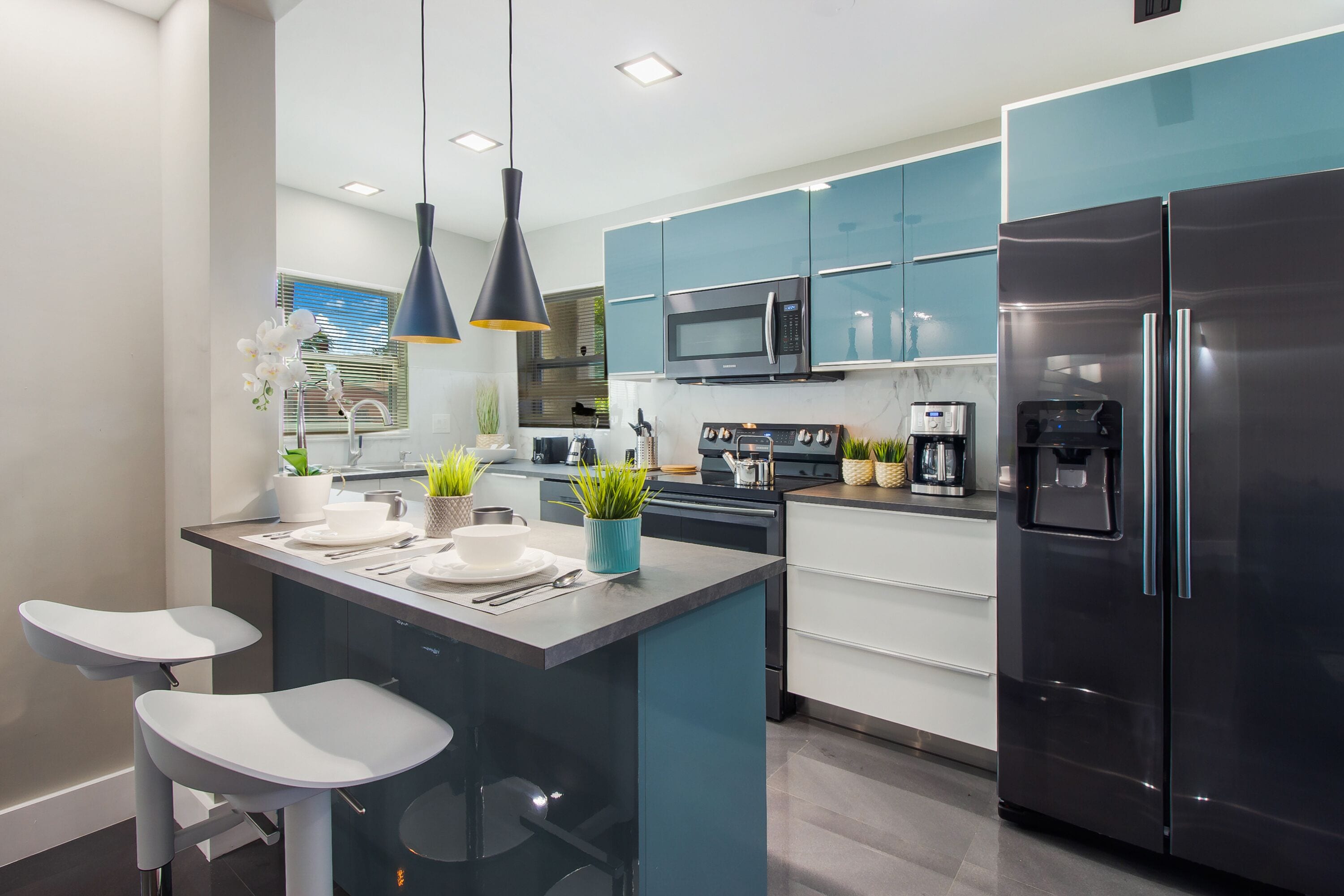 Réfrigérateur, four à micro-ondes, un four, surface de cuisson