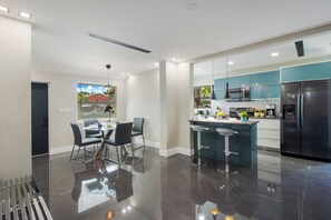 冰箱、微波炉、烤箱、炉灶