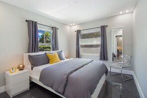 3 bedrooms, desk, iron/ironing board, free WiFi