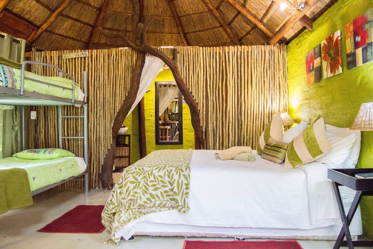 Schreibtisch, Bügeleisen/Bügelbrett, Bettwäsche