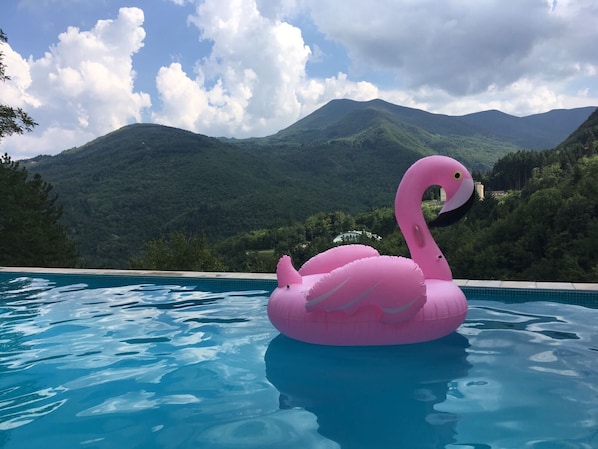 Piscina a l'aire lliure de temporada (horari: 09:00-20:00) i gandules