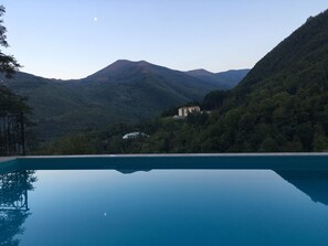 Außenpool (je nach Saison geöffnet), Liegestühle