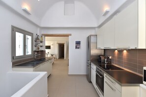 Fridge, oven, dishwasher, coffee/tea maker - Triad Villas · Panoramic three villa complex with (Naousa)