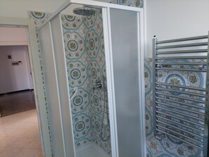 Regadera, secadora de cabello, bidet, toallas 