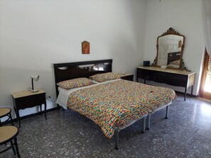 3 habitaciones, escritorio y tabla de planchar con plancha 