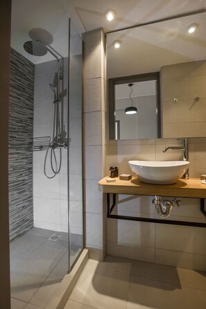 Shower, hair dryer, towels, soap - Cozy apartment in Syntagma-Plaka (Athina)