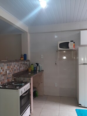 Refrigerador, microondas, placa de cocina, utensilios de cocina