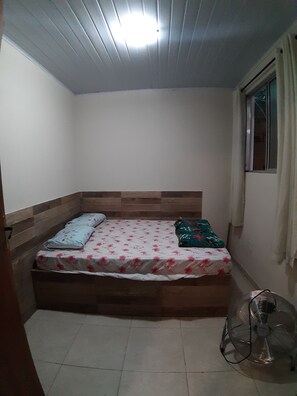 2 slaapkamers, een strijkplank/strijkijzer, gratis wifi, beddengoed