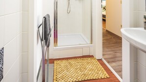 Apartment, 2 Bedrooms, 2 Bathrooms | Bathroom | Shower, hair dryer, towels, soap - 10Min Downtown 3 rooms Parking Metro100m (Vienna)