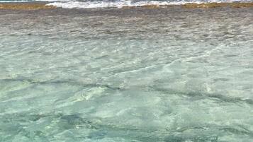 Na praia, espreguiçadeiras, toalhas de praia