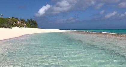 OceanWaves, A Vacation to Remember!A 1minute walk to private gazebo and beach.