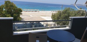 Standaard vierpersoonskamer, uitzicht op zee | Uitzicht vanaf balkon